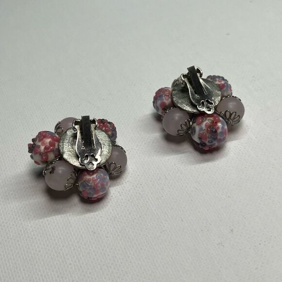 Vintage pink accented clustered clip on earrings - Picture 4 of 7